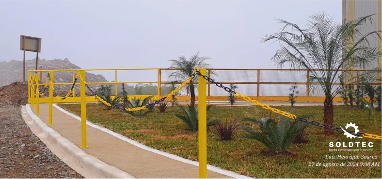 Foto de um guarda-corpo feito pela empresa Soldtec no estacionamento da empresa Supremo Cimentos