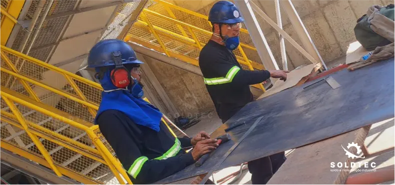 Dois colaboradores da Soldtec realizando o planejamento do serviço que sera executado.