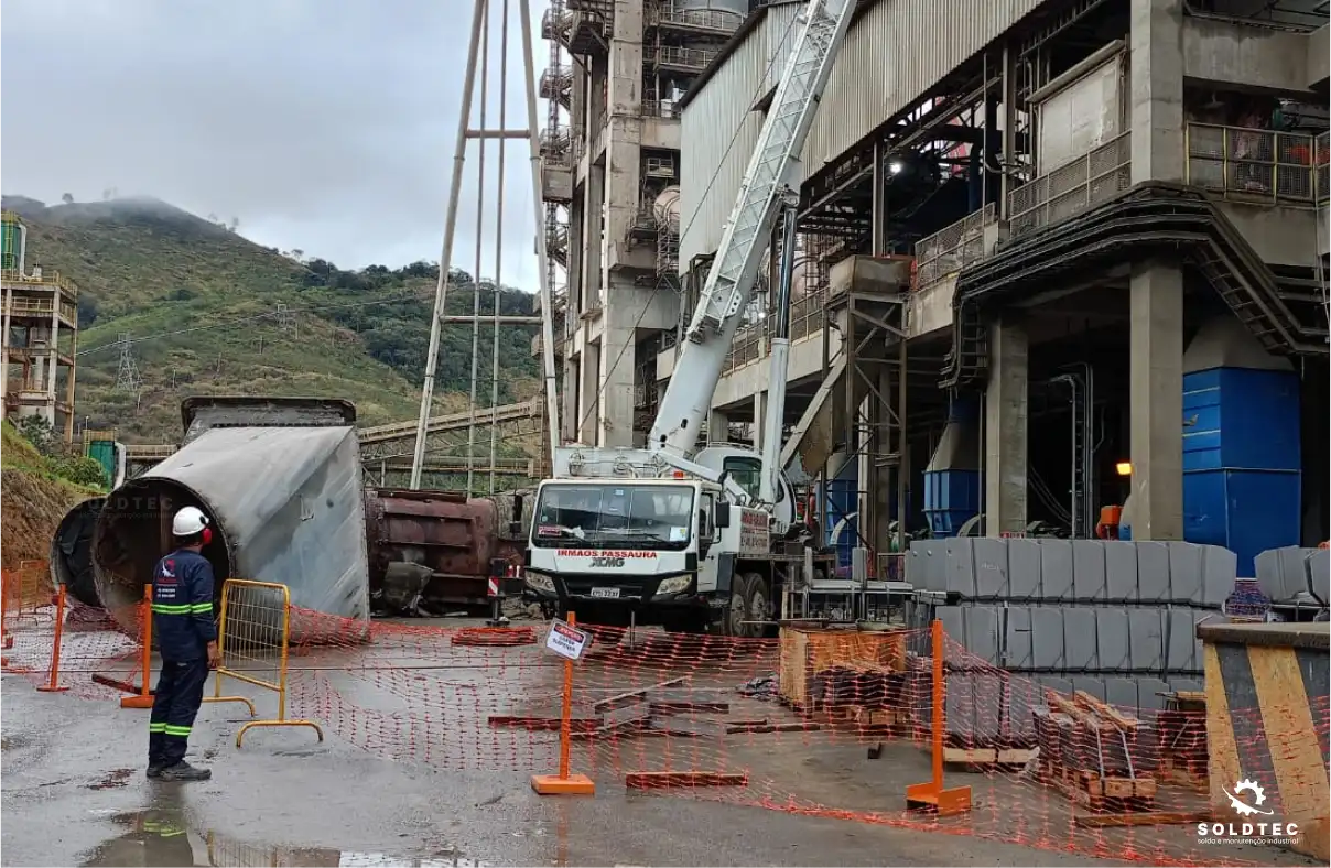 Foto que contém um colaborador da empresa Soldtec supervisionando a execução de um trabalho na empresa Supremo Secil Cimentos.