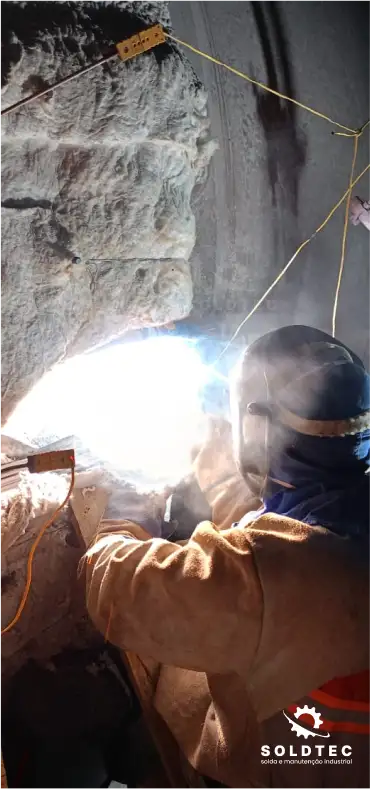 Foto de um soldador da Soldtec realizando a solda em um forno.